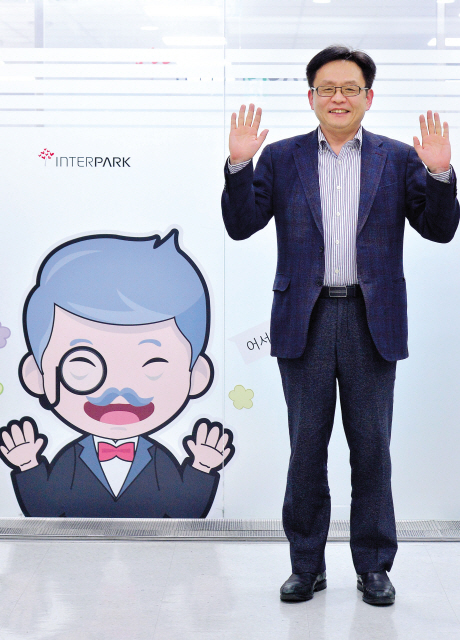 이태신 대표는 국내 인터넷서비스 1세대다. 서울대 경영학과 81~85학번 선배, 동료들과 1992년 ‘PC는 내친구’라는 책을 냈고, 이는 12만부나 팔렸다. 컴퓨터 입문서인 이 책은 이 대표의 인생에 있어 결정적인 영향을 주곤 했다. 이 대표가 자신의 톡집사 캐릭터 앞에서 포즈를 취하고 있다.   이상섭 기자/babtong@heraldcorp.com