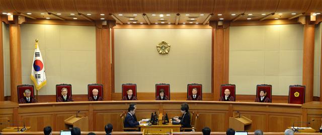 <YONHAP PHOTO-2586> 탄핵 심판 사건 선고 시작 (서울 사진공동취재단=연합뉴스) 10일 오전 서울 종로구 재동 헌법재판소 대심판정에서 박근혜 대통령 탄핵 심판 사건 선고가 시작되고 있다. 2017.3.10 photo@yna.co.kr/2017-03-10 11:13:27/ <저작권자 ⓒ 1980-2017 ㈜연합뉴스. 무단 전재 재배포 금지.>
