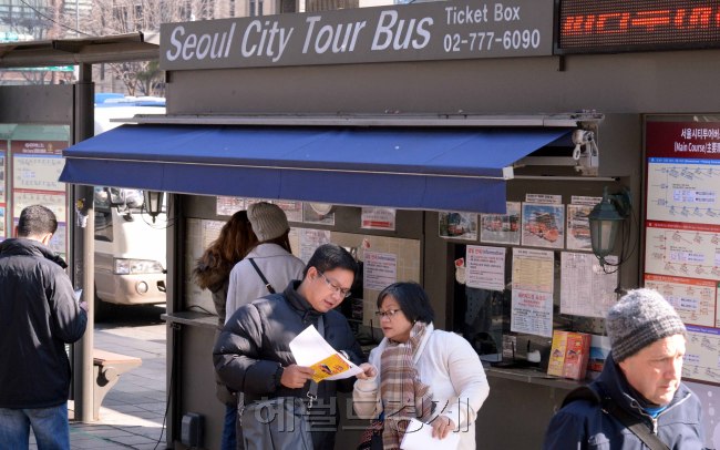 서울시티투어버스.<br />정희조 기자/checho@heraldcorp.com  170310
서울시티투어버스.
정희조 기자/checho@heraldcorp.com  170310