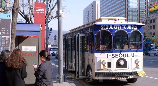 서울시티투어버스.<br />정희조 기자/checho@heraldcorp.com  170310
서울시티투어버스.
정희조 기자/checho@heraldcorp.com  170310