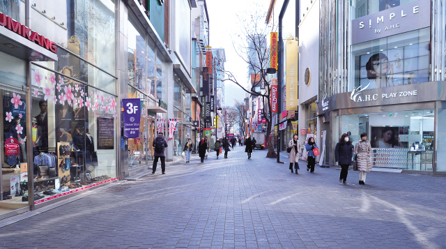 썰렁한 명동지하도.