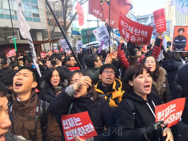 10일 오전 헌법재판소가 박근혜 전 대통령에 대한 파면을 결정하자 서울 종로구 안국역사거리에 나온 시민들이 기뻐하며 환호성을 치고 있다. [사진=신동윤 기자/realbighead@heraldcorp.com]