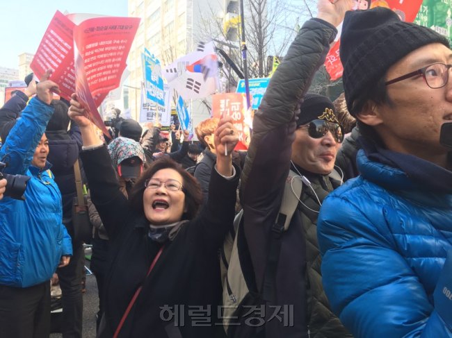 10일 오전 헌법재판소가 박근혜 전 대통령에 대한 파면을 결정하자 서울 종로구 안국역사거리에 나온 시민들이 기뻐하며 환호성을 치고 있다. [사진=신동윤 기자/realbighead@heraldcorp.com]