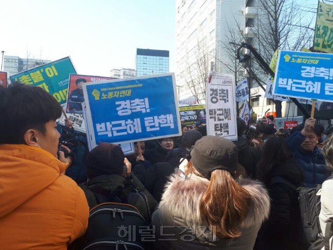 10일 오전 헌법재판소가 박근혜 전 대통령에 대한 파면을 결정하자 서울 종로구 안국역사거리에 나온 시민들이 기뻐하며 환호성을 치고 있다. [사진=신동윤 기자/realbighead@heraldcorp.com]