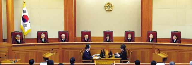 박근혜 대통령이 10일 파면됐다. 국회가 작년 12월9일 탄핵소추안을 가결한 지 92일만이다.
박 전 대통령은 이날 오전 헌법재판소가 탄핵 인용 결정을 내리면서 헌정 사상 첫 탄핵심판을 통해 파면 당한 대통령이라는 불명예를 안게 됐다. 파면 효력은 즉각 발효된다.
이로써 박 대통령은 국회 탄핵 가결로 직무정지된 데 이어 이날 헌재 탄핵심판으로 대통령직까지 내려놓게 되면서 ‘전직 대통령’이자 ‘자연인’ 신분으로 돌아갔다.
청와대는 침통함에 휩싸였다. 청와대 관계자는 “지금 무슨 말을 할 수 있겠느냐”며 말을 잇지 못했다.
전날까지 “주사위가 던져졌으니 차분하고 담담하게 지켜보겠다”며 기각 내지 각하를 기대했지만 원하는 숫자가 나오지 않으면서 참담한 분위기에서 벗어나지 못하고 있다.
박 대통령은 현재까진 별도의 입장 발표는 검토하지 않는 것으로 전해졌다.
박 대통령은 전날에도 헌재 결정에 영향을 미치려한다는 오해를 살 수 있다는 이유로 탄핵심판 선고 직전 어떤 메시지도 내놓지 않았다.
다만 박 대통령이 끝까지 침묵을 지킨다면 헌재 결정에 ‘불복’하는 것으로 비쳐져 국론분열을 증폭시킬 수 있다는 지적이 제기된다.
박 전 대통령은 이날 오후 청와대를 떠나 일단 서울 삼성동 사저로 돌아갈 것으로 보인다.
박 대통령 입장에서는 1979년 11월21일 아버지 박정희 전 대통령의 상복을 입고 두 동생 박근령, 박지만과 함께 청와대를 나온 이후 38년만에 청와대와의 비극적 이별을 되풀이하게 된 셈이다.
박 대통령의 수난은 아직 끝나지 않았다. 대통령직 상실에 따라 불소추특권이 사라진 만큼 최순실 국정농단 사건의 피의자 신분으로 검찰 수사와 험난한 법정싸움을 치러야 한다.
현실화된 조기대선 국면과 전직 대통령에 대한 예우 등을 감안해 어느 정도 배려는 있겠지만 박 전 대통령으로서는 감내하기 힘든 수모다.
한편 박 대통령 파면으로 대선 일정은 예상했던 대로 조기대선으로 치러지게 됐다. 탄핵 변수가 해소되면서 정국은 대선국면이 본격화할 것으로 보인다. 현재 대선주자 지지율 1위를 달리고 있는 문재인 더불어민주당 전 대표의 독주체제 지속 여부가 최대 관심사다. 안철수 국민의당 전 대표를 비롯한 여타 주자들은 탄핵을 기점으로 대선 판도가 ‘문재인 대 반문(反文)’의 양자 구도로 급변하며 지지율 격차가 상당 부분 좁혀질 것으로 기대하고 있다.
대선은 정기대선(12월)보다 7개월 가량 앞당겨진 ‘장미대선’으로 치러지게 됐다. ‘대통령이 판결 등 기타의 사유로 자격을 상실한 때 60일 이내에 후임자를 뽑아야 한다’는 헌법조항과 ‘선거일 전 50일까지 대통령 또는 권한대행자가 공고해야 한다’라는 공직선거법에 의한 것이다. 대통령 권한대행인 황교안 총리는 3월 20일까지 선거일을 정해야 하며, 4월말과 5월초에 걸친 연휴를 감안할 때 60일을 꽉 채운 5월 9일이 대선일로 유력시된다.
대선일을 9일로 가정하면 관련일정은 법에 따라 자동으로 정해진다. 선관위에 따르면 도지사나 시장 등 대선 후보들은 선거일 30일 전인, 4월 9일까지 사퇴해야 한다. 대선출마설이 나오는 황교안 권한대행은 출마를 감행하려면 이날까지 거취를 표명해야 하며, 이미 대선에 뛰어든 안희정 충남지사, 남경필 경기지사, 이재명 성남시장 등도 마찬가지다. 최종 후보자 등록 마감은 4월15, 16일 이틀 동안이며, 사전투표는 5월4, 5일 이틀 동안 진행된다.
신대원 기자/shindw@heraldcorp.com