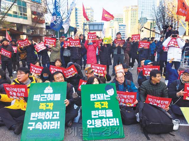 10일 오전 서울 종로구 안국역사거리 부근에서 박근혜 대통령 탄핵심판 인용을 주장하는 촛불시민들이 집회를 열고 있다.  신동윤 기자/realbighead@heraldcorp.com