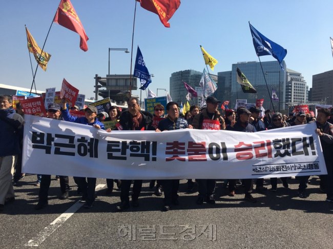 박근혜정권 퇴진 비상국민행동이 10일 박근혜 전 대통령에 대한 헌법재판소의 파면결정 후 청와대를 향해 행진하고 있다. [사진=신동윤 기자/realbighead@heraldcorp.com]