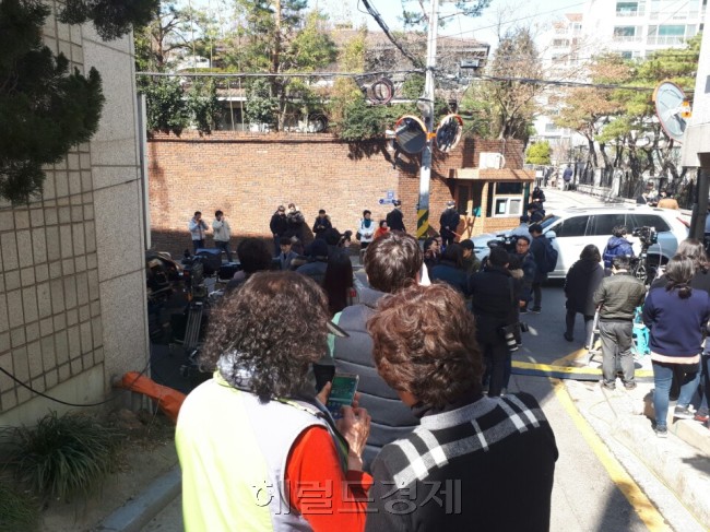 10일 헌법재판소의 대통령직 파면 결정을 받아든 박근혜 전 대통령이 곧 삼성동 사저로 복귀할 것이라는 관측이 나오는 가운데 사저 인근은 역사적인 순간을 포착하려는 취재진과 시민들로 북적이고 있다. [사진=최준선 기자/human@heraldcorp.com]