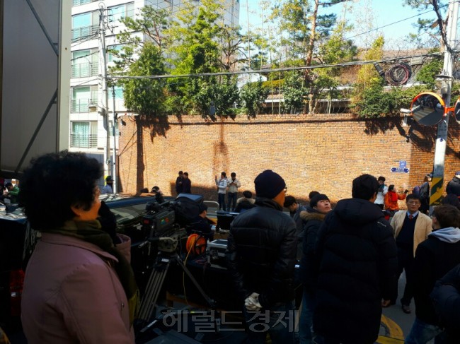 10일 헌법재판소의 대통령직 파면 결정을 받아든 박근혜 전 대통령이 곧 삼성동 사저로 복귀할 것이라는 관측이 나오는 가운데 사저 인근은 역사적인 순간을 포착하려는 취재진과 시민들로 북적이고 있다. [사진=최준선 기자/human@heraldcorp.com]