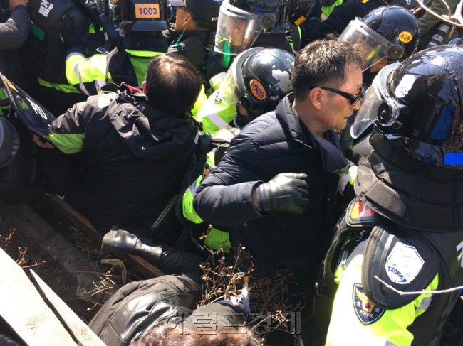 박근혜 전 대통령에 대한 탄핵이 결정된 10일 서울 종로구 헌법재판소 부근에서 탄핵에 반대하는 시민들의 경찰의 저지선을 뚫고 헌재 진입을 시도하고 있다. [사진=유오상 기자/osyoo@heraldcorp.com]