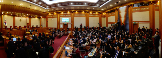 이정미 헌법재판소 소장 권한대행이 10일 오전 서울시 종로구 재동 헌법재판소 대심판정에서 열린 박근혜 대통령 탄핵심판을 선고하고 있다. [사진=박해묵 기자/mook@heraldcorp.com]