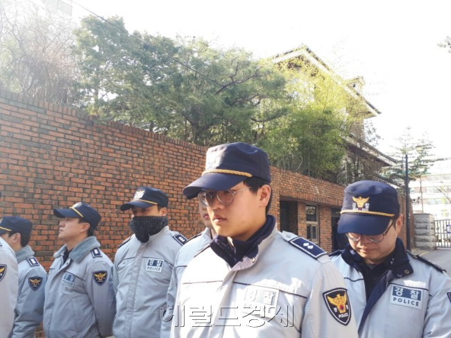 청와대 경호팀이 도착한 후 경찰은 사저 앞을 막고 주위 경비를 강화했다. [사진=최준선 기자/human@heraldcorp.com]