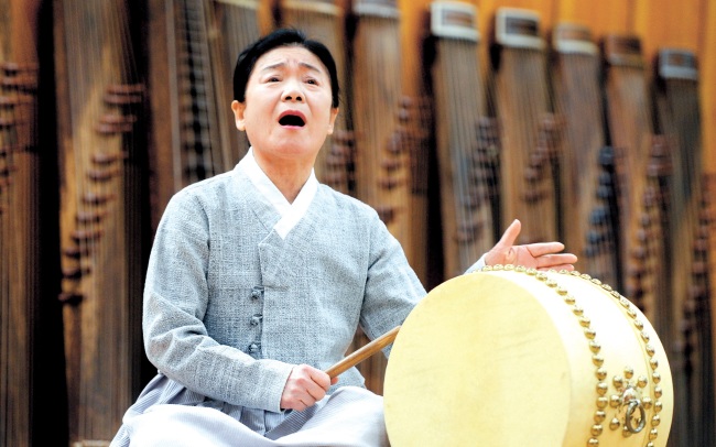 Pansori master Ahn Sook-seon practices at a stage in her house in Segok-dong, Seoul. (Park Hyun-koo/The Korea Herald)