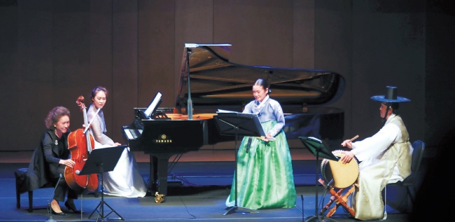 From left: Cellist Chung Myung-wha, pianist Son Yeol-eum, pansori singer Ahn Sook-sun and percussionist Jun Kye-youl perform “Three Saranga” at Alpensia Concert Hall in Pyeongchang, Gangwon Province, Wednesday. (PyeongChang Winter Music Festival)