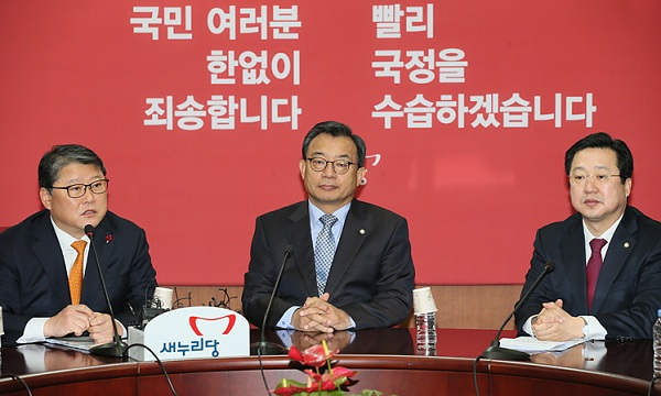 새누리당(자유한국당의 전신)이 지난해 12월 최순실 사태로 박근혜 전 대통령에 대한 징계를 논하기 위해 당 윤리위를 구성했다. 이 과정에서 친박 지도부가 친박 인사 8명을 추가 선임하자 기존 윤리위 7명이 전원사퇴했다.[사진제공=새누리당]
새누리당(자유한국당의 전신)이 지난해 12월 최순실 사태로 박근혜 전 대통령에 대한 징계를 논하기 위해 당 윤리위를 구성했다. 이 과정에서 친박 지도부가 친박 인사 8명을 추가 선임하자 기존 윤리위 7명이 전원사퇴했다.[사진제공=새누리당]