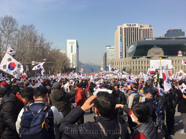 Protesters stage a rally around Seoul Plaza on Saturday. (Ock Hyun-ju/The Korea Herald)