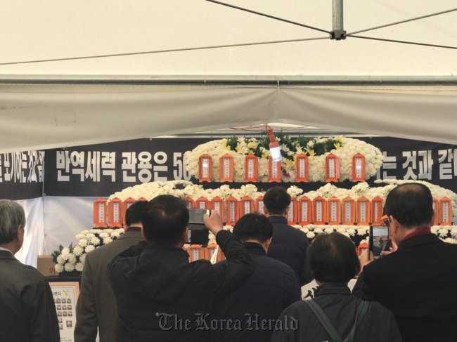 Kim Moon-su, a presidential candidate of former President Park Geun-hye's Liberty Korea Party, expresses condolences during a pro-Park rally in Seoul Plaza on Saturday to the three pro-Park protesters who died after Friday's violent demonstration.(Bak Se-hwan/The Korea Herald)