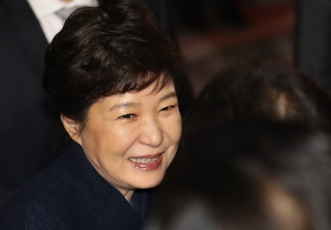 Former President Park Geun-hye meets her supporters in front of her home in Samseong-dong, Seoul, on Sunday. Yonhap