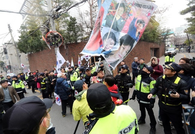 Park's supporters gather in front of her house in Samseong-dong, Seoul, Sunday. (Yonhap)
