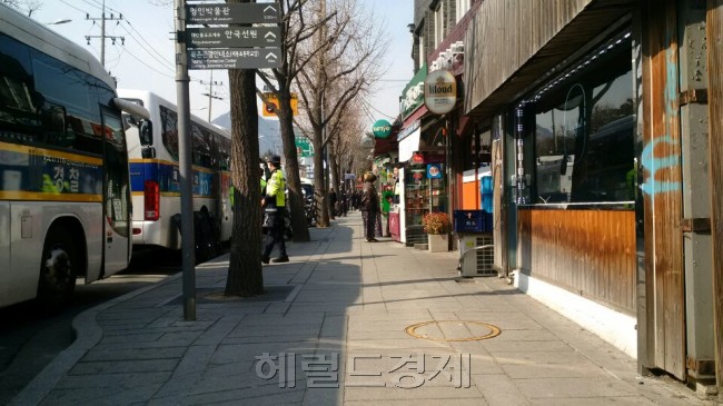 탄핵 찬반집회로 피해가 컸던 영세상인들은 이제서야 한시름 놓는 분위기지만 불복집회도 배제할 수 없어 걱정이 이만저만이 아니다. 종로구 헌법재판소 앞의 모습. [사진=정세희 기자/ say@heraldcorp.com]