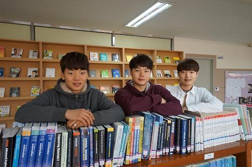 아주자동차대학에 재학중인 삼형제. 왼쪽부터 셋째 김현수, 둘째 윤수, 첫째 범수씨.