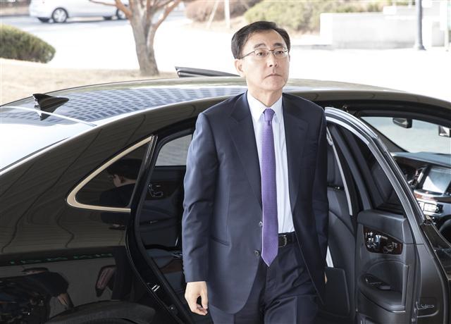 <YONHAP PHOTO-1330> 청사로 들어서는 김수남 총장 (서울=연합뉴스) 윤동진 기자 = 13일 오전 김수남 검찰총장이 서울 서초구 대검찰청으로 출근하고 있다. 2017.3.13 mon@yna.co.kr/2017-03-13 09:18:41/ <저작권자 ⓒ 1980-2017 ㈜연합뉴스. 무단 전재 재배포 금지.>