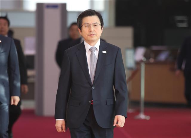 <YONHAP PHOTO-1320> 출근하는 황 권한대행 (서울=연합뉴스) 김승두 기자 = 황교안 대통령 권한대행 국무총리가 13일 서울 세종로 정부서울청사 집무실로 출근하고 있다. 2017.3.13 kimsdoo@yna.co.kr/2017-03-13 09:17:09/ <저작권자 ⓒ 1980-2017 ㈜연합뉴스. 무단 전재 재배포 금지.>