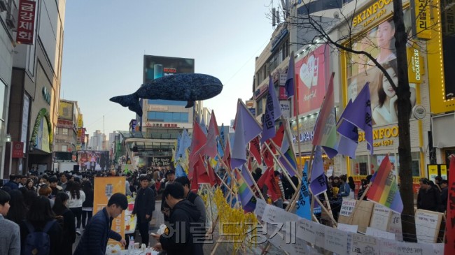 지난 11일 오후 대구 동성로 대구백화점 앞 광장에서 열리고 있는 제18차 대구 시국대회 거리 전시회(왼쪽 사진)와 문화공연.