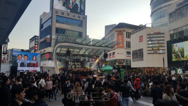지난 11일 오후 대구 동성로 대구백화점 앞 광장에서 열리고 있는 제18차 대구 시국대회 거리 전시회(왼쪽 사진)와 문화공연.