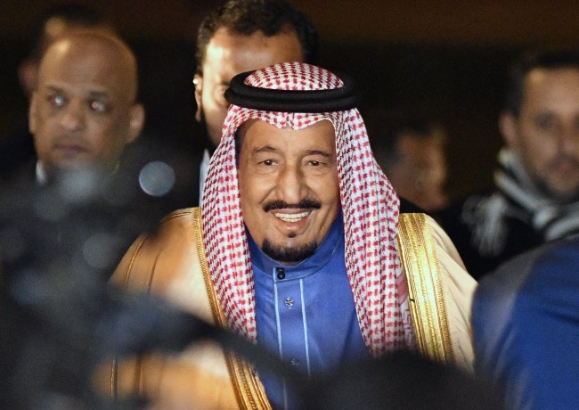 <YONHAP PHOTO-2615> epa05843847 Saudi Arabia's King Salman bin Abdulaziz Al Saud smiles as he arrives at Haneda International Airport in Tokyo, Japan, 12 March 2017. This is the first visit of a Saudi king to Japan in 46 years. EPA/FRANCK ROBICHON/2017-03-12 19:31:09/ <저작권자 ⓒ 1980-2017 ㈜연합뉴스. 무단 전재 재배포 금지.>
<YONHAP PHOTO-2615> epa05843847 Saudi Arabia's King Salman bin Abdulaziz Al Saud smiles as he arrives at Haneda International Airport in Tokyo, Japan, 12 March 2017. This is the first visit of a Saudi king to Japan in 46 years. EPA/FRANCK ROBICHON/2017-03-12 19:31:09/ <저작권자 ⓒ 1980-2017 ㈜연합뉴스. 무단 전재 재배포 금지.>
