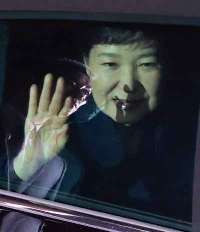 박근혜 전 대통령은 12일 삼성동 사저로 복귀하면서 “시간은 걸리겠지만 진실은 반드시 밝혀진다고 믿고 있다”고 밝혀 헌법재판소 파면 결정에 불복하는 것 아니냐는 해석을 낳고 있다. 사진은 청와대를 떠나 삼성동 사저에 도착하는 박 전 대통령 모습. [사진제공=연합뉴스]