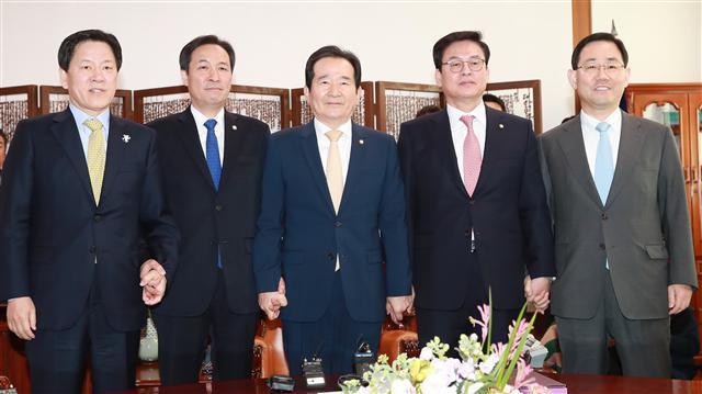 <YONHAP PHOTO-1708> 국회의장-야4당, 탄핵 이후 정국 방향 논의 (서울=연합뉴스) 홍해인 기자 = 정세균 국회의장이 13일 오전 국회의장실에서 4당 원내대표와 회동을 갖기 앞서 취재진을 향해 포즈를 취하고 있다. 왼쪽부터 국민의당 주승용, 더불어민주당 우상호 원내대표, 정 의장, 자유한국당 정우택, 바른정당 주호영. 2017.3.13 hihong@yna.co.kr/2017-03-13 10:43:00/ <저작권자 ⓒ 1980-2017 ㈜연합뉴스. 무단 전재 재배포 금지.>