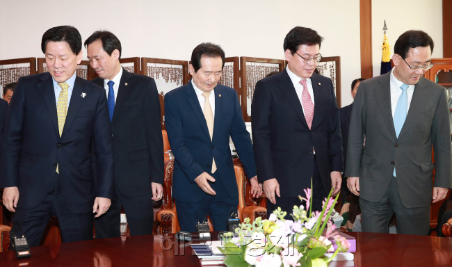 정세균 국회의장이 13일 오전 국회의장실에서 교섭단체 4당 원내대표와 회동을 갖기 앞서 취재진을 향해 포즈를 취한 뒤 자리로 향하고 있다. 왼쪽부터 왼쪽부터 국민의당 주승용, 더불어민주당 우상호 원내대표, 정 의장, 자유한국당 정우택, 바른정당 주호영 원내대표. [사진=박해묵 기자/mook@heraldcorp.com]