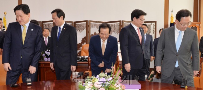정세균 국회의장이 13일 오전 국회의장실에서 교섭단체 4당 원내대표와 회동을 갖기 앞서 취재진을 향해 포즈를 취한 뒤 자리로 향하고 있다. 왼쪽부터 왼쪽부터 국민의당 주승용, 더불어민주당 우상호 원내대표, 정 의장, 자유한국당 정우택, 바른정당 주호영 원내대표. [사진=박해묵 기자/mook@heraldcorp.com]
