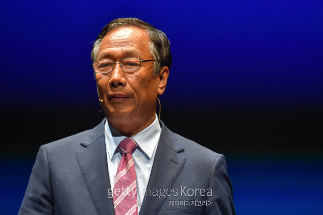 출고가능[슈퍼리치]판 커진 도시바 반도체 인수전, SK-폭스콘 총수 연대하나