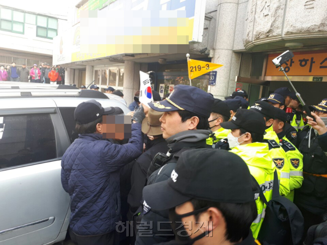 박근혜 대통령의 삼성동 사저 앞에서 경찰을 폭행한 60대 집회 참가자가 현장에서 연행됐다. 경찰과 실랑이를 벌이고 있는 친박 지지자들의 모습. [사진=최준선 기자/human@heraldcorp.com]