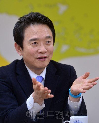 남경필 경기지사는 지난 9일 여의도에 위치한 경기도 서울사무소에서 본지와 인터뷰를 갖고 “이제 정쟁을 중단하고 협치와 연정으로 화합과 안정에 매진해야 한다”고 강조했다. 그는 지금의 시대정신으로 ‘공유’를 제시하며, 정치 분야에서는 연정을 통한 권력의 공유를, 경제 분야에서는 정부와 민간, 대기업과 중소기업ㆍ소상공인 등 경제주체간 부의 공유를 통해 ‘새 정치’를 실현하겠다고 밝혔다. 이상섭 기자/babtong@