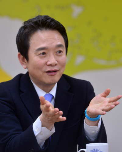 남경필 경기지사는 지난 9일 여의도에 위치한 경기도 서울사무소에서 본지와 인터뷰를 갖고 “이제 정쟁을 중단하고 협치와 연정으로 화합과 안정에 매진해야 한다”고 강조했다. 그는 지금의 시대정신으로 ‘공유’를 제시하며, 정치 분야에서는 연정을 통한 권력의 공유를, 경제 분야에서는 정부와 민간, 대기업과 중소기업ㆍ소상공인 등 경제주체간 부의 공유를 통해 ‘새 정치’를 실현하겠다고 밝혔다. 이상섭 기자/babtong@