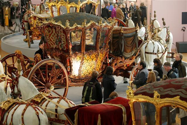 <YONHAP PHOTO-0047> Visitors watch coaches at an exhibition preview on occasion of the 300th birthday of former Austrian Empress Maria Theresa, in Vienna, Austria March 13, 2017. REUTERS/Heinz-Peter Bader FOR EDITORIAL USE ONLY. NO RESALES. NO ARCHIVES/2017-03-14 00:05:59/ <저작권자 ⓒ 1980-2017 ㈜연합뉴스. 무단 전재 재배포 금지.>