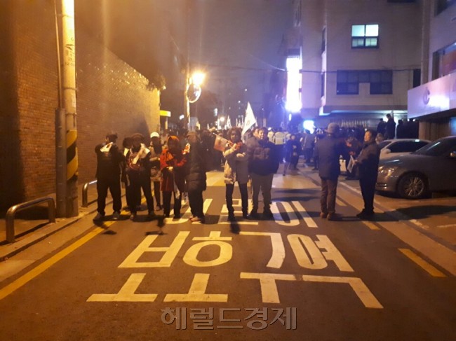 지난 13일 박근혜 전 대통령 삼성동 사저 앞에서 밤새 농성을 벌이고 있는 지지자들의 모습. [사진=최준선 기자/human@heraldcorp.com]