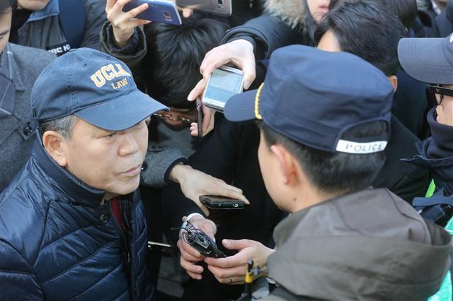 김평우 박근혜 전 대통령의 탄핵심판 대리인단이었던 변호사가 14일 오전 8시께 서울 삼성동 박 전 대통령의 집을 찾아왔으나 만남이 불발돼 10분만에 발길을 돌렸다. 사전 방문 약속이 잡혀있지 않았다는 이유였다. 남색 점퍼에 같은 색 모자를 쓰고 나타난 김 변호사는 취재진의 질문이 쏟아지자 “질문하지 마라”고 고함을 지르며 불편한 심기를 드러내기도 했다.  [연합뉴스]