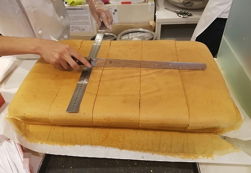 Big sponge cake (Yonhap)