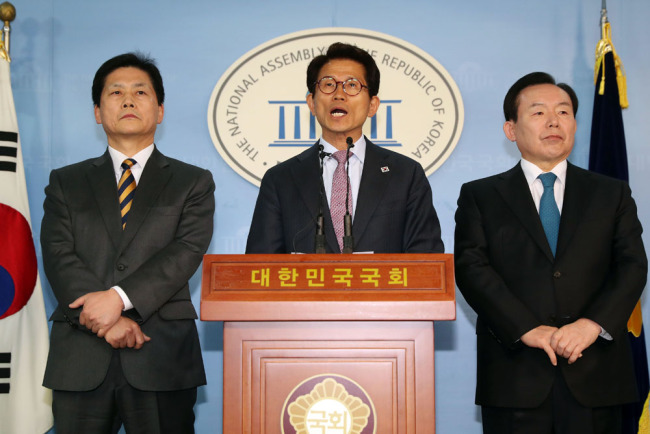김진 전 중앙일보 논설위원, 김문수 전 경기지사, 이인제 전 새누리당 최고위원(사진 왼쪽부터)은 13일 국회 정론관에서 당의 경선 룰에 대한 입장을 발표하고 있다. [사진제공=연합뉴스]
김진 전 중앙일보 논설위원, 김문수 전 경기지사, 이인제 전 새누리당 최고위원(사진 왼쪽부터)은 13일 국회 정론관에서 당의 경선 룰에 대한 입장을 발표하고 있다. [사진제공=연합뉴스]
