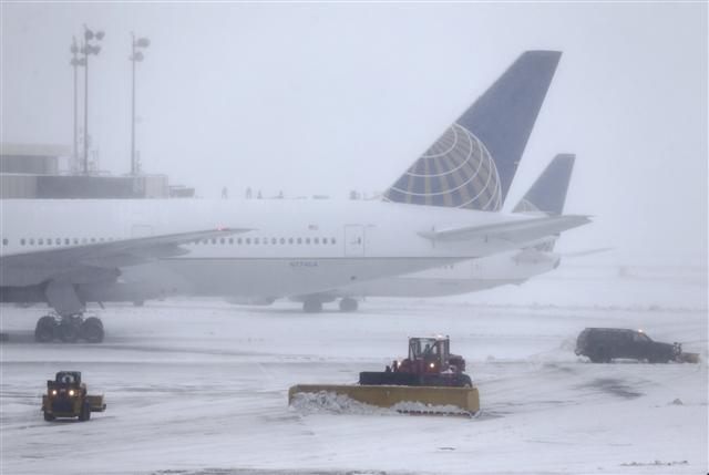 <YONHAP PHOTO-0086> Snowplows work to keep the grounds clear at Newark Liberty International Airport in Newark, N.J., Tuesday, March 14, 2017. A storm pounded the Northeast with more than a foot of snow in places Tuesday, paralyzing much of the Washington-to-Boston corridor after a remarkably mild February had lulled people into thinking the worst of winter was over. (AP Photo/Seth Wenig)/2017-03-15 00:16:42/ <저작권자 ⓒ 1980-2017 ㈜연합뉴스. 무단 전재 재배포 금지.>