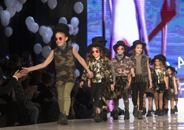 <YONHAP PHOTO-2223> epa05847900 Child models take to the catwalk at the close of the Flamingo show at in the Gindi Tel Aviv Fashion Week in Tel Aviv, Israel, 14 March 2017. EPA/JIM HOLLANDER/2017-03-15 07:21:47/ <저작권자 ⓒ 1980-2017 ㈜연합뉴스. 무단 전재 재배포 금지.>