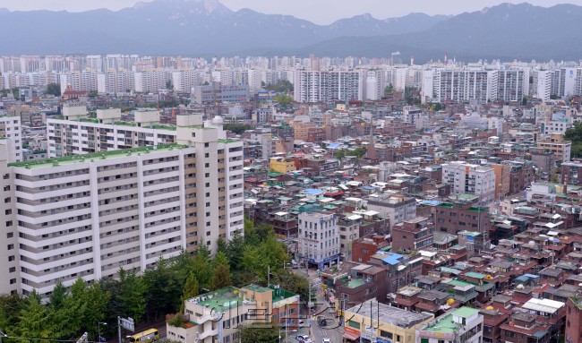 서민을 위한 주거자금 지원 상품은 늘었지만, 임차인의 계산은 복잡하다. 자격요건이 까다롭거나 제도적으로 중복 가입이 불가능한 상품이 있어서다. 은행에서 추천받은 상품에 가입해 집주인의 통장에 전셋값을 입금한 임차인이 경우에 따라 낭패를 볼 수도 있다는 이야기다. [사진=헤럴드경제DB]