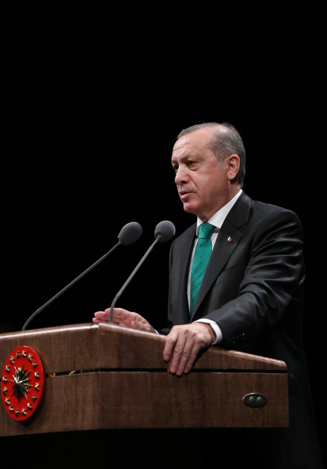 <YONHAP PHOTO-0427> epa05847959 A handout photo made available by the Turkish President Press office shows Turkish President Recep Tayyip Erdogan speaks during a meeting for the Doctor Days in Ankara, Turkey, 14 March 2017. Turkish parliament on 21 January approved a reform of the constitution to change the country's parliamentarian system of governance into a presidential one, which the opposition denounced as giving more power to Turkish president Recep Tayyip Erdogan. A referendum on the amendments is expected to be held in April. EPA/TURKISH PRESIDENT PRESS OFFICE HANDOUT HANDOUT EDITORIAL USE ONLY/NO SALES/2017-03-15 01:27:55/ <저작권자 ⓒ 1980-2017 ㈜연합뉴스. 무단 전재 재배포 금지.>
<YONHAP PHOTO-0427> epa05847959 A handout photo made available by the Turkish President Press office shows Turkish President Recep Tayyip Erdogan speaks during a meeting for the Doctor Days in Ankara, Turkey, 14 March 2017. Turkish parliament on 21 January approved a reform of the constitution to change the country's parliamentarian system of governance into a presidential one, which the opposition denounced as giving more power to Turkish president Recep Tayyip Erdogan. A referendum on the amendments is expected to be held in April. EPA/TURKISH PRESIDENT PRESS OFFICE HANDOUT HANDOUT EDITORIAL USE ONLY/NO SALES/2017-03-15 01:27:55/ <저작권자 ⓒ 1980-2017 ㈜연합뉴스. 무단 전재 재배포 금지.>