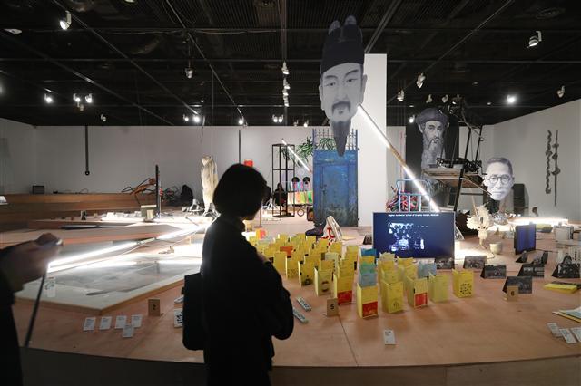 서울시립미술관 '날개.파티'전시 개최 (서울=연합뉴스) 류효림 기자 = 14일 오후 서울 중구 서울시립미술관에서 열린 안상수, SeMA Green 2017 '날개.파티'전시에서 한 관람객이 작품을 살펴보고 있다. 2017.3.14 ryousanta@yna.co.kr (끝)