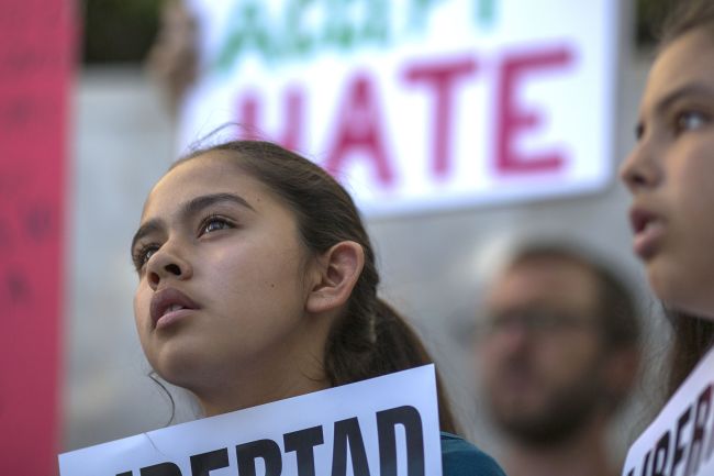 <YONHAP PHOTO-1444> LOS ANGELES, CA - MARCH 13: Fatima Avelica, 13, daughter of of Romulo Avelica-Gonzalez, attends a rally with loved ones and supporters for his release outside U.S. Immigration and Customs Enforcement (ICE) offices on March 13, 2017 in Los Angeles, California. The 48-year-old father of four and long-time U.S. resident was arrested by ICE agents while taking his daughter to school. A video that his daughter, 13-year-old Fatima Avelica, made while crying as her father was handcuffed and taken away has been widely viewed on social media. U.S. immigration agents are increasingly detaining unauthorized migrants in or near places once considered 'safe', like courthouses and churches, spreading panic among immigrants and outrage among activists. David McNew/Getty Images/AFP == FOR NEWSPAPERS, INTERNET, TELCOS & TELEVISION USE ONLY ==/2017-03-14 10:11:30/ <저작권자 ⓒ 1980-2017 ㈜연합뉴스. 무단 전재 재배포 금지.>
<YONHAP PHOTO-1444> LOS ANGELES, CA - MARCH 13: Fatima Avelica, 13, daughter of of Romulo Avelica-Gonzalez, attends a rally with loved ones and supporters for his release outside U.S. Immigration and Customs Enforcement (ICE) offices on March 13, 2017 in Los Angeles, California. The 48-year-old father of four and long-time U.S. resident was arrested by ICE agents while taking his daughter to school. A video that his daughter, 13-year-old Fatima Avelica, made while crying as her father was handcuffed and taken away has been widely viewed on social media. U.S. immigration agents are increasingly detaining unauthorized migrants in or near places once considered 'safe', like courthouses and churches, spreading panic among immigrants and outrage among activists. David McNew/Getty Images/AFP == FOR NEWSPAPERS, INTERNET, TELCOS & TELEVISION USE ONLY ==/2017-03-14 10:11:30/ <저작권자 ⓒ 1980-2017 ㈜연합뉴스. 무단 전재 재배포 금지.>