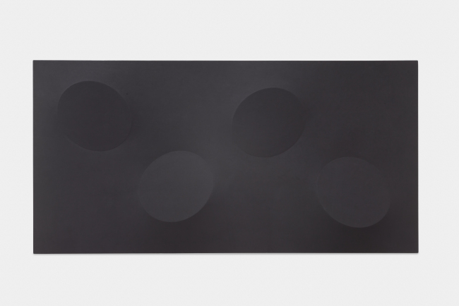 Turi Simeti, Quattro ovali neri, 2015, Acrylic on shaped canvas, 100x200cm. [사진제공=리안갤러리]